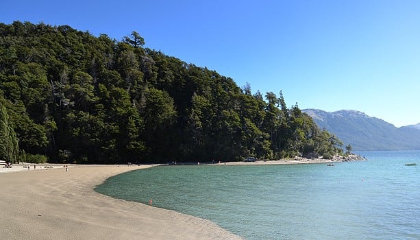 En la imagen se puede ver bien la famosa "arena que flota" en Bahía Brava.