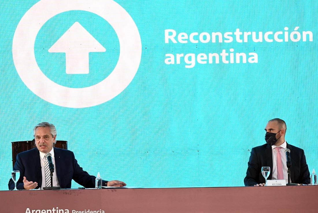 El presidente Alberto Fernádez y el ministro de Economía, Martín Guzmán en la casa del Bicentenario. 