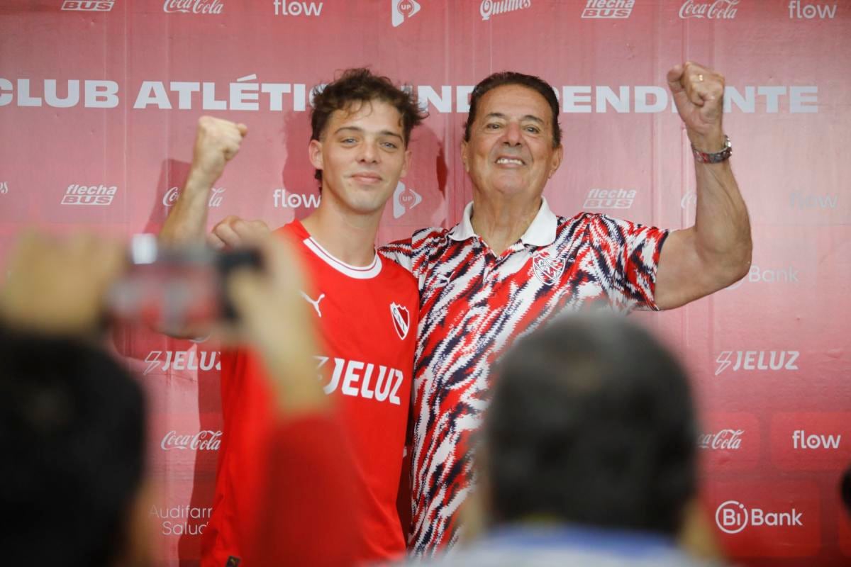 Santiago Maratea con Pepé Santoro, una leyenda de Independiente. Foto: Clarín.