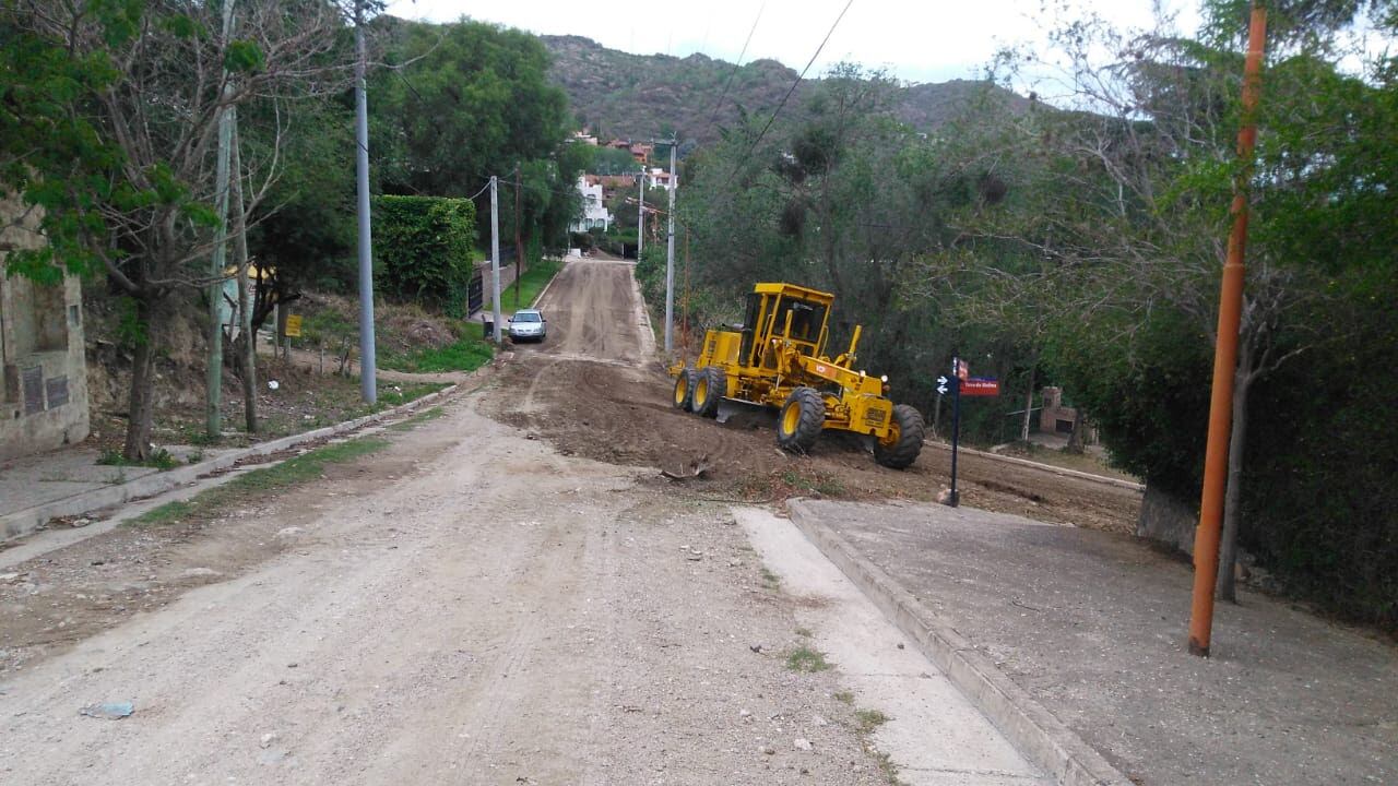 Tareas de mantenimiento y arreglos en las calles de Carlos Paz