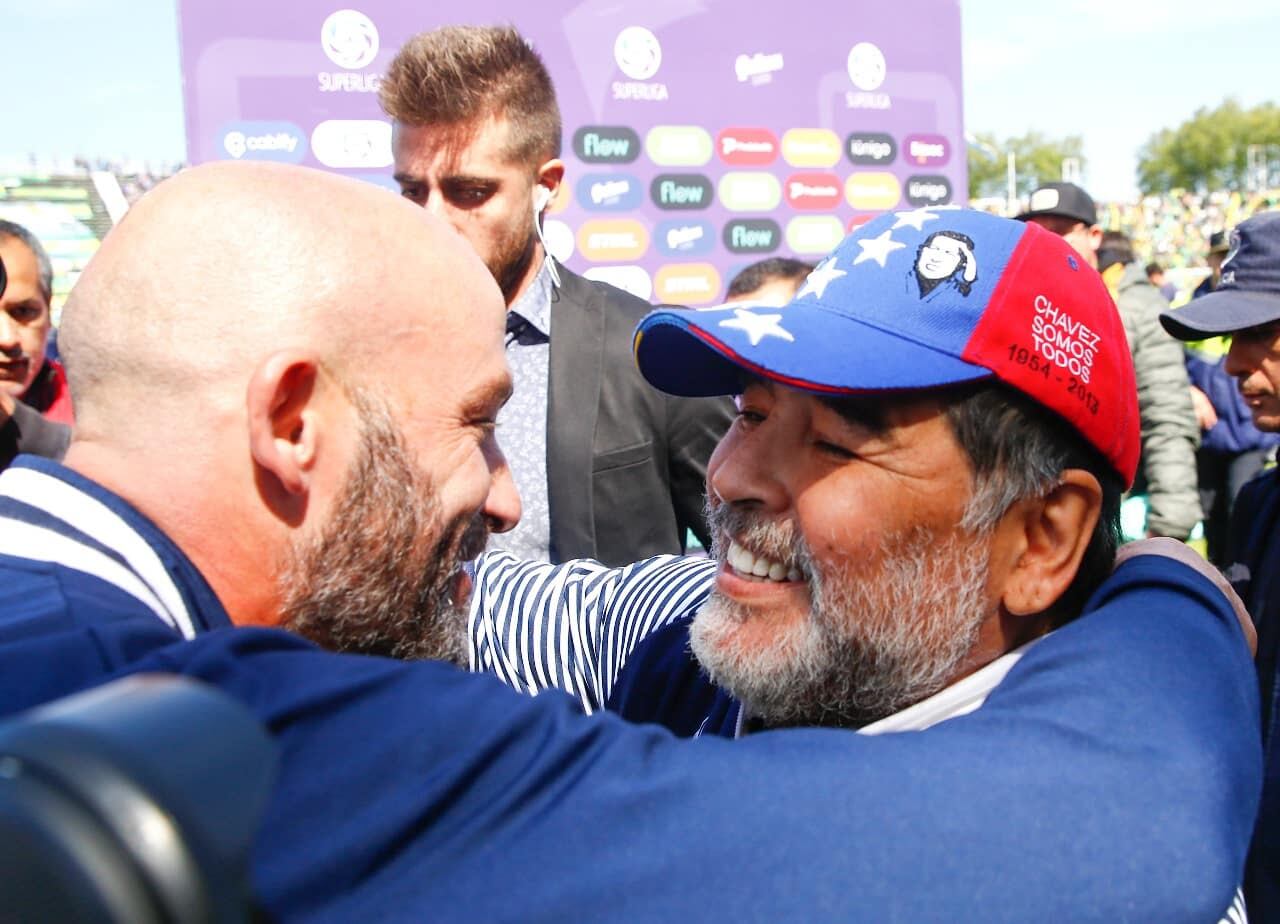 Sebastián Méndez y Diego Maradona. (Foto: TyC Sports)