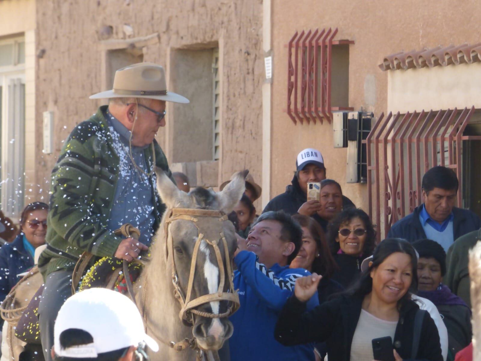 Los vecinos saludan al obispo emérito en su recorrida por las calles de la ciudad que fue su hogar para tantos años.