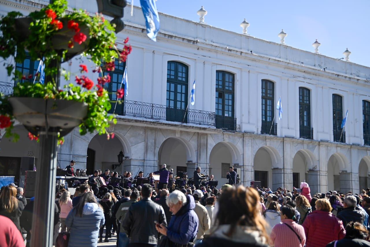 Así fue el festejo cuartetero en la explanada del Cabildo.