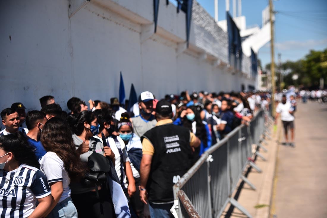 Hinchas de Talleres en la Boutique de Barrio Jardín esperan ver el ultimo entrenamiento  del equipo antes del viaje   a Santiago del Estero. (Pedro Castillo /La Voz)