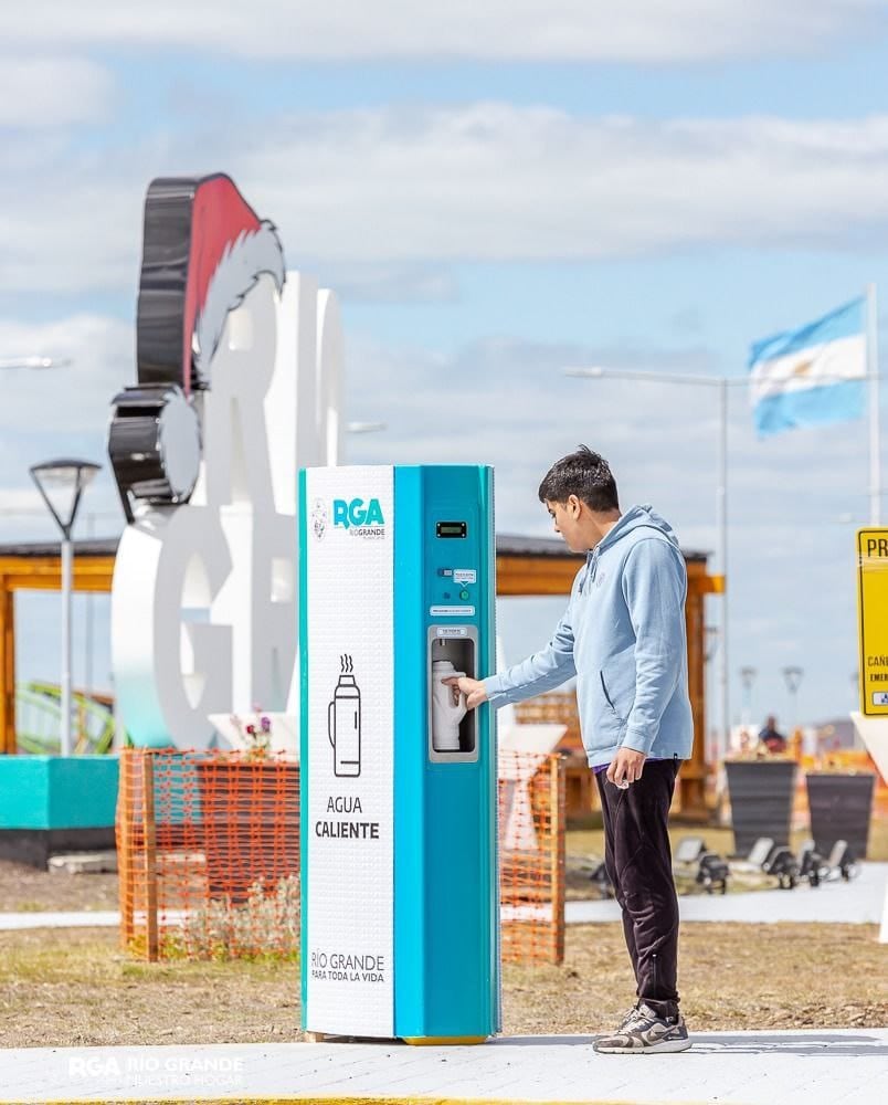 Instalaron un expendedor de agua caliente en el Parque de los 100 años. Fue el primero de varios que se vienen. 