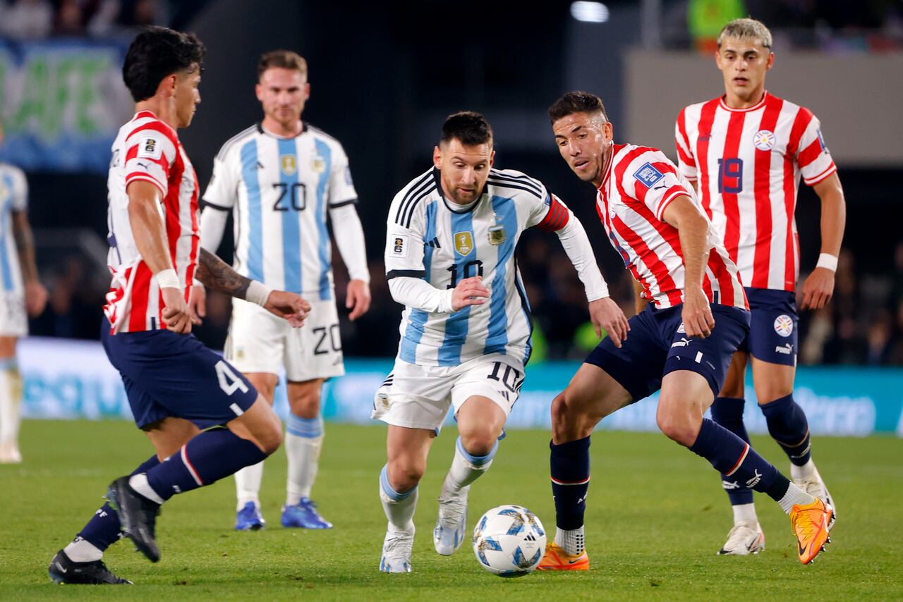 AMDEP493. BUENOS AIRES (ARGENTINA), 12/10/2023.- Lionel Messi (c) de Argentina avanza con el balón hoy, en un partido de las Eliminatorias Sudamericanas para la Copa Mundial de Fútbol 2026 entre Argentina y Paraguay en el estadio Más Monumental en Buenos Aires (Argentina). EFE/ Juan Ignacio Roncoroni
