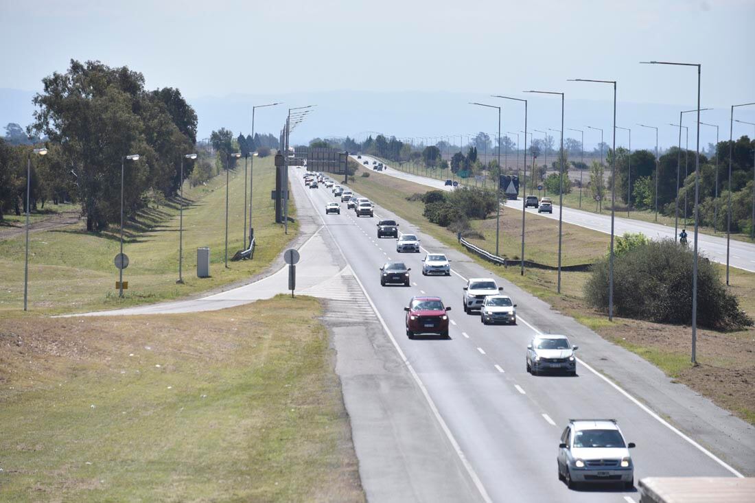 Autopista Córdoba Rosario,desde el puente a camino a Capilla de los Remedios, regreso de las vacaciones del fin de semana largo. (Ramiro Pereyra / La Voz)