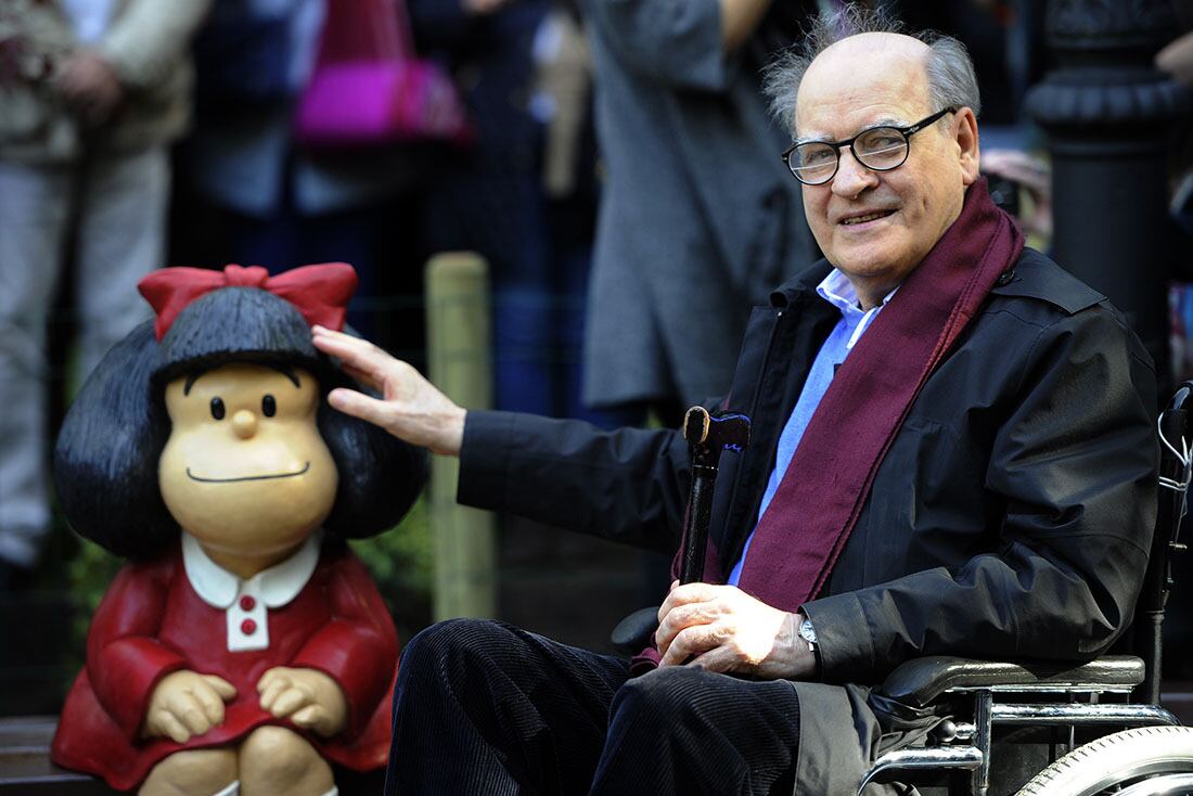 Quino posando junto a una escultura de Mafalda.