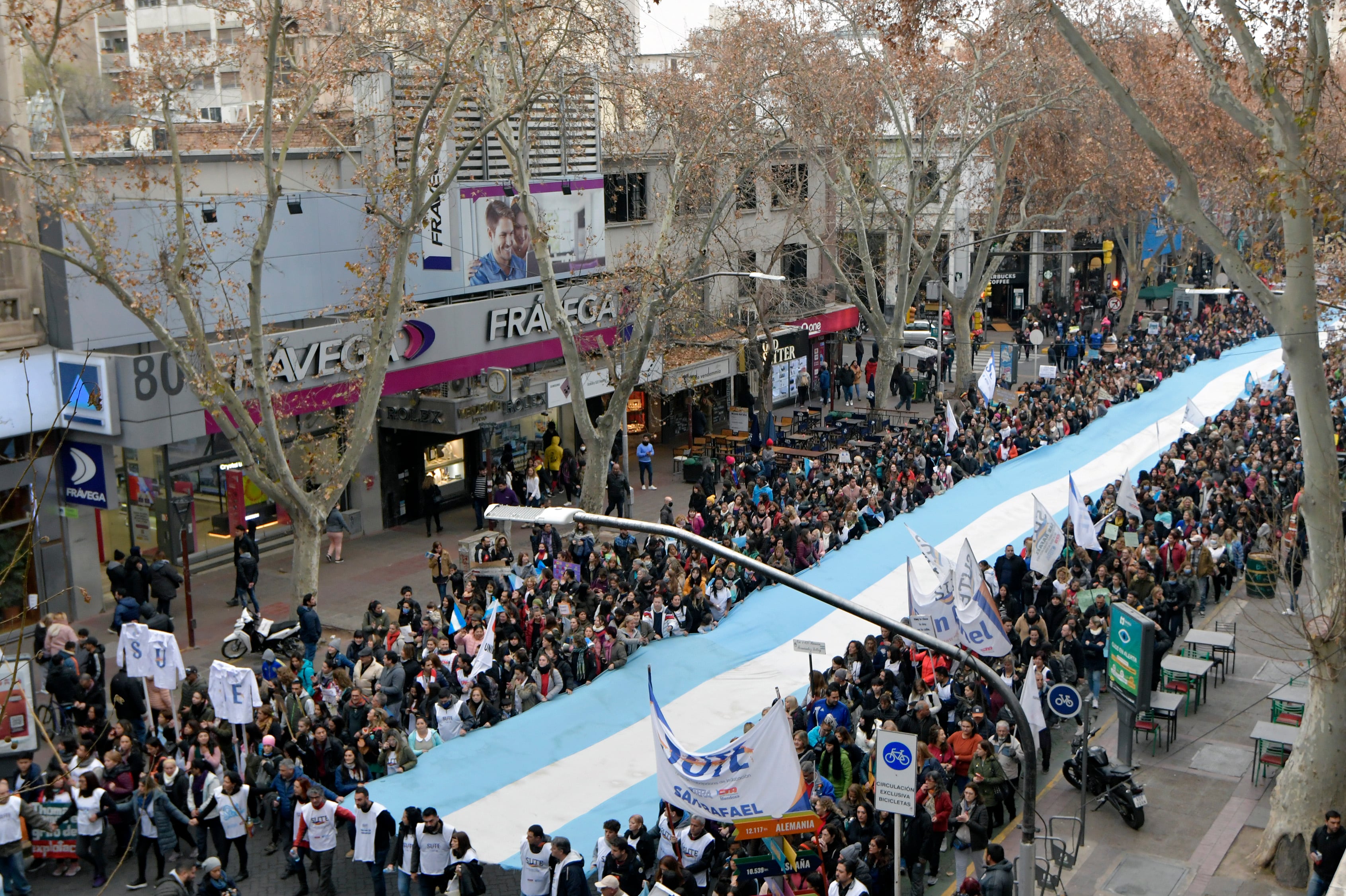 La marcha por mejores salarios fue convocada por trabajadores de la salud, de la educación, bancarios y de la administración pública, por las calles céntricas.