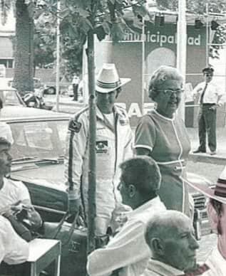 Al Unser con su madre, recorriendo el centro rafaelino