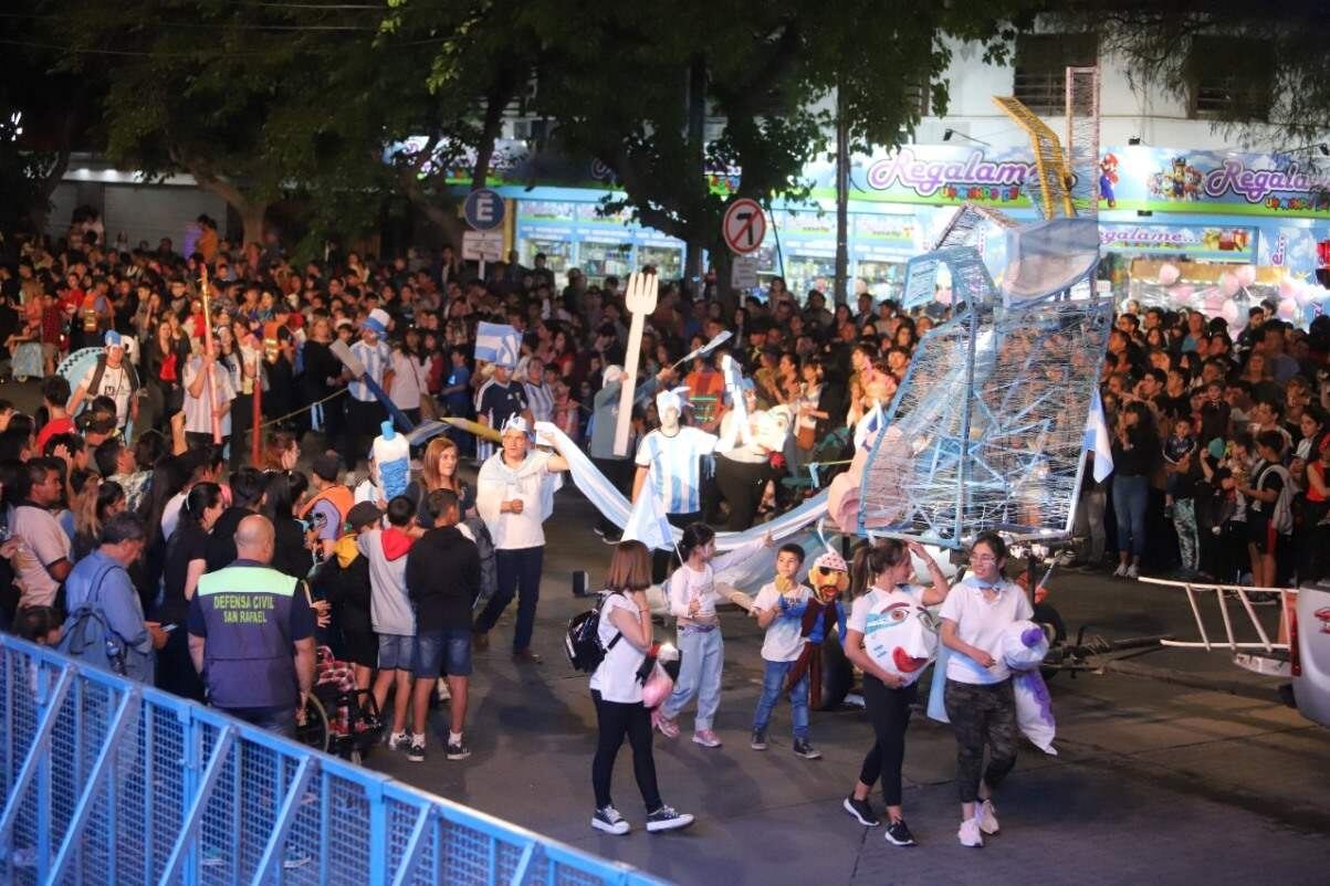 Los carros de los estudiantes le dieron color y alegría a la noche sanrafaelina.