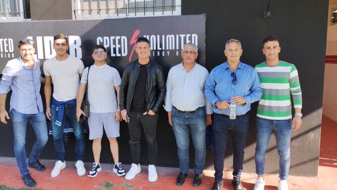 Manuel Pérez, presidente de Racing, acompañó al equipo en la visita a Riestra.