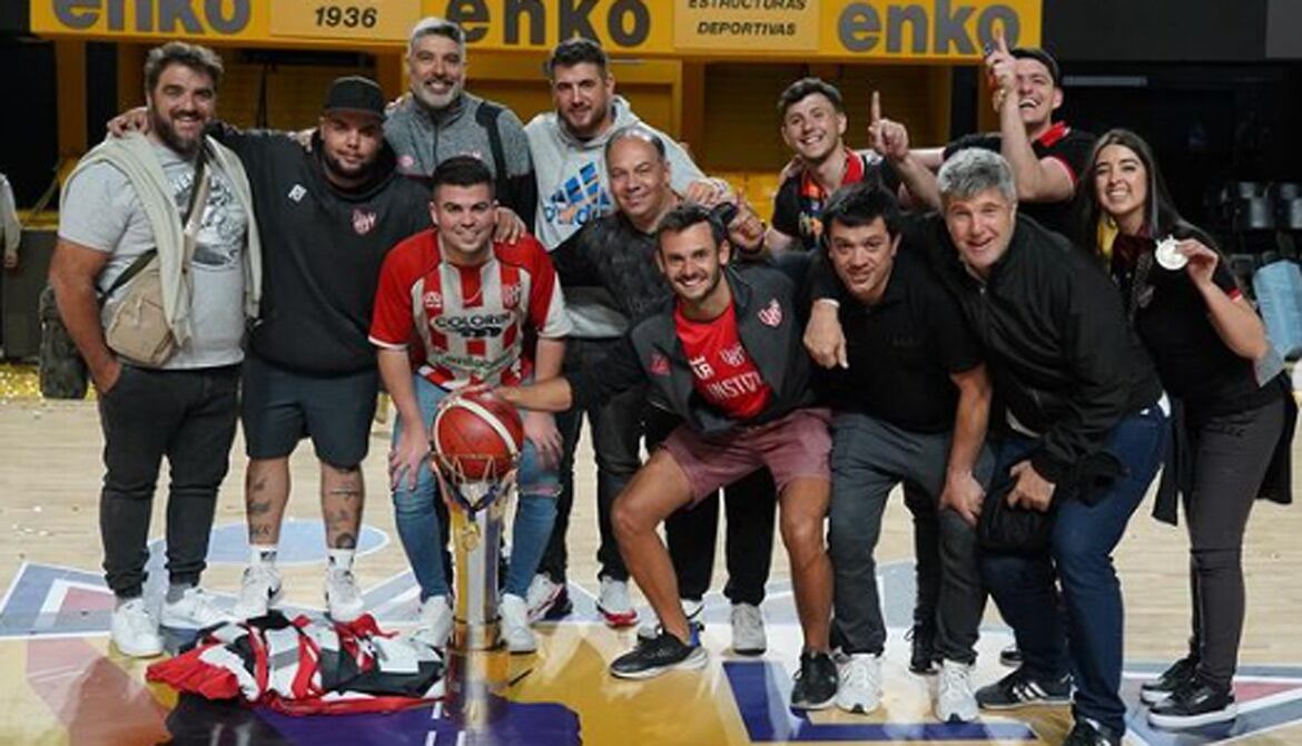 Bessone aprovechó el viaje a Uruguay para analizar de cerca a posibles refuerzos. Luego acompañó a los dirigentes a ver la final que Instituto ganó en la Liga Sudamericana de básquet (Foto: Gentileza Santiago Guiñazú).