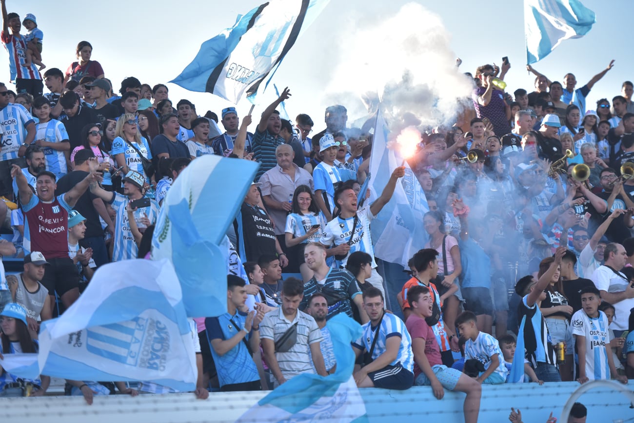 Los hinchas de Racing de Nueva Italia recibieron al equipo campeón en el Miguel Sancho con una gran fiesta. Foto Javier Ferreyra