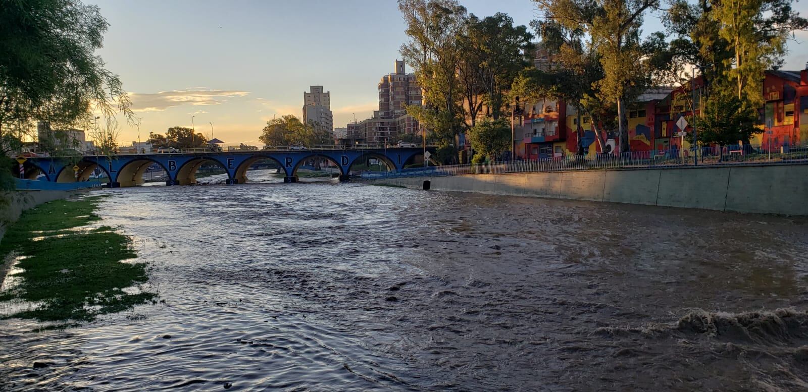 La importante corriente de agua en Río Suquía, generó el corte en calles de Costanera.