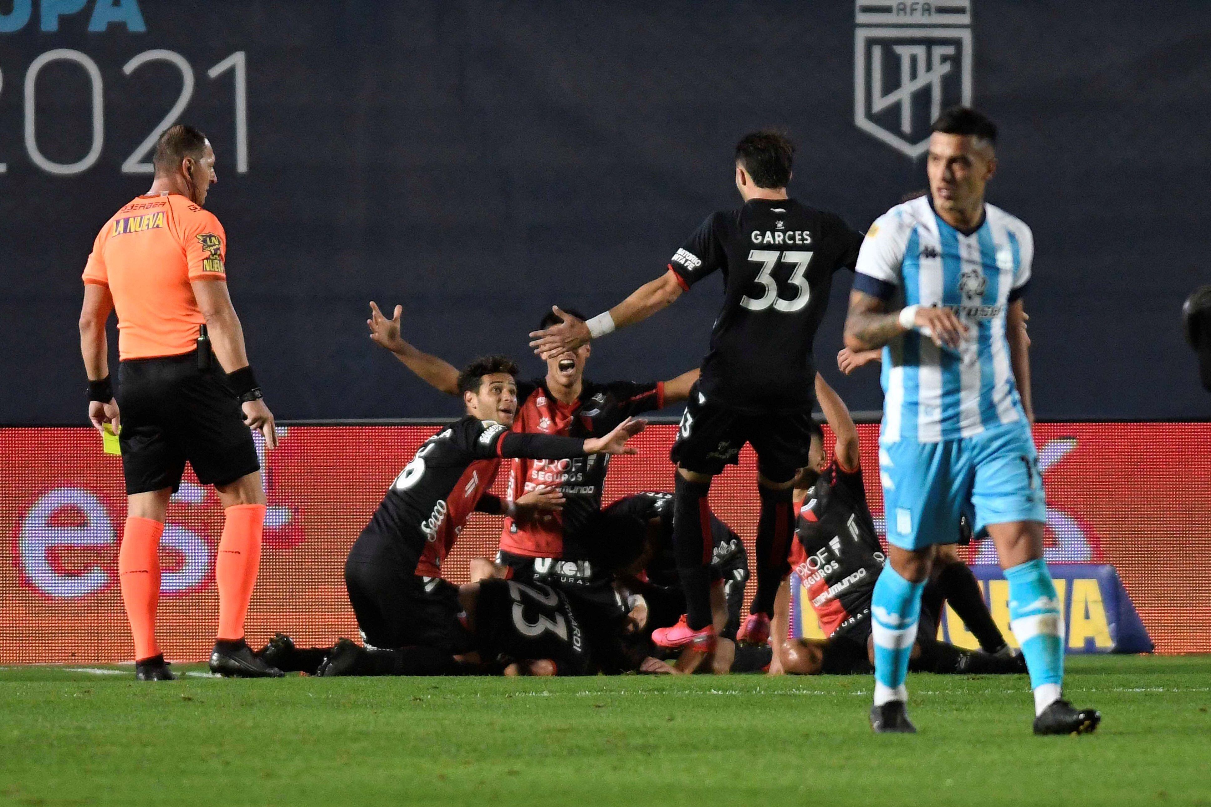 Colón goleó 3 a 0 a Racing y se consagró campeón