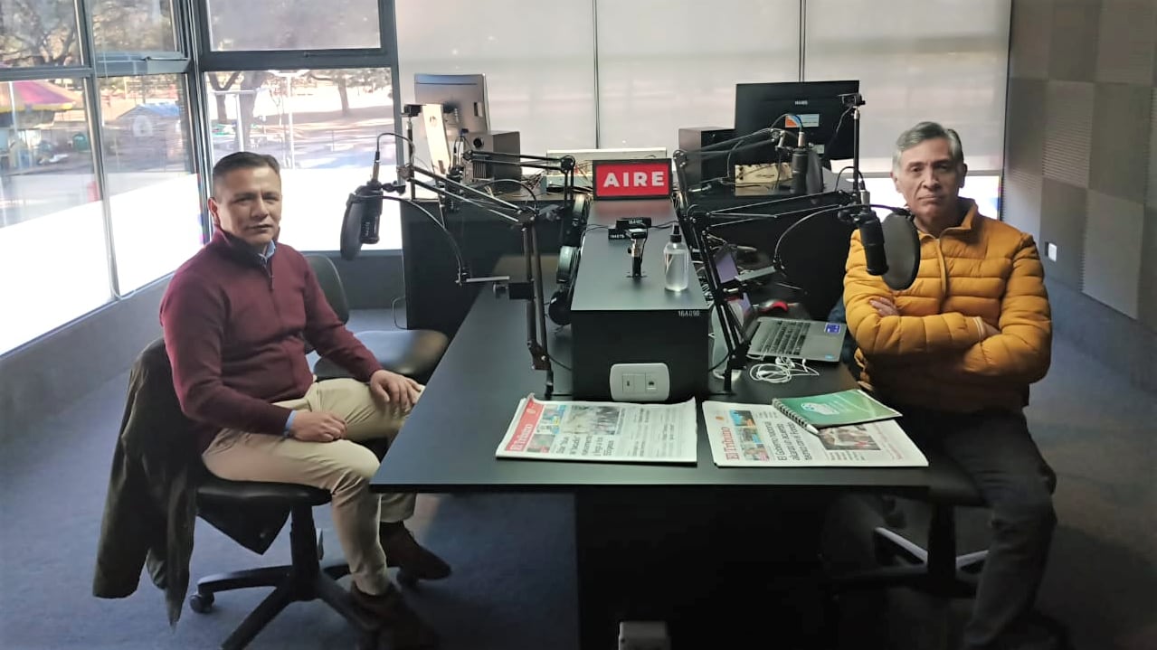 El secretario de Producción e Industria de Perico, Martín Llanos (izq.), a su paso por el programa "Sala de Prensa" de Radio Muni 88.5, en San Salvador de Jujuy.