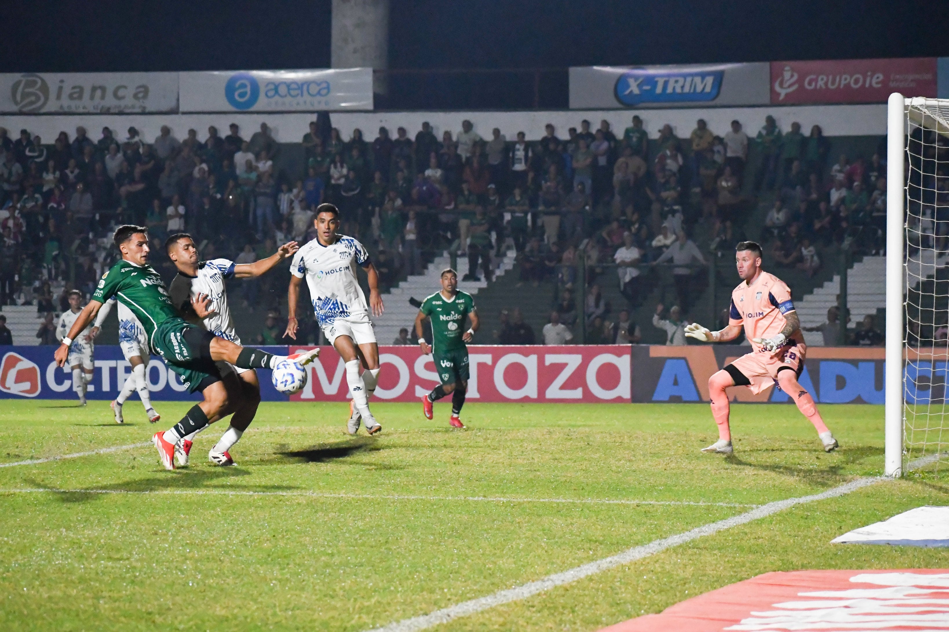 Talleres en su partido ante Sarmiento. (Prensa Sarmiento).