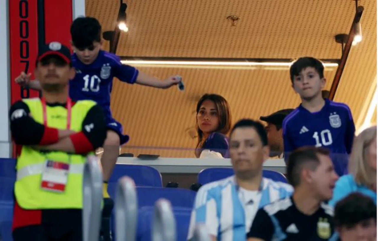 Antonela Roccuzzo mirando muy de cerca a sus hijos