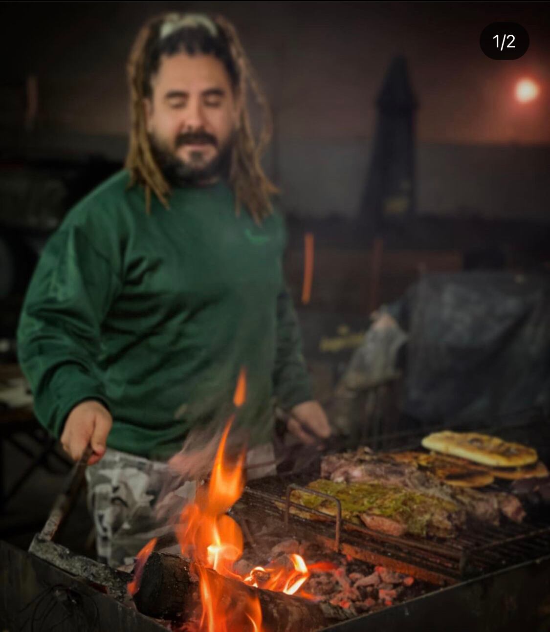 El mendocino disfruta de su trabajo frente a la parrilla.