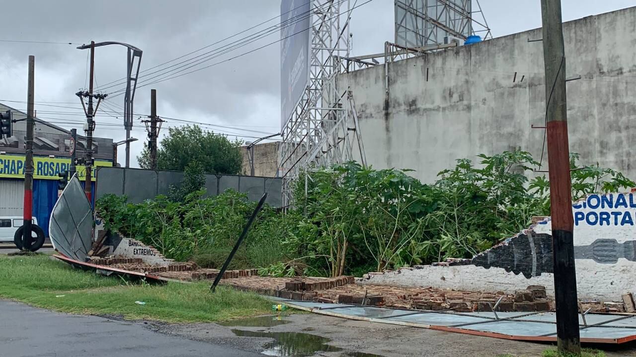 Las ráfagas de viento de la tormenta derribaron varias construcciones en diferentes puntos.