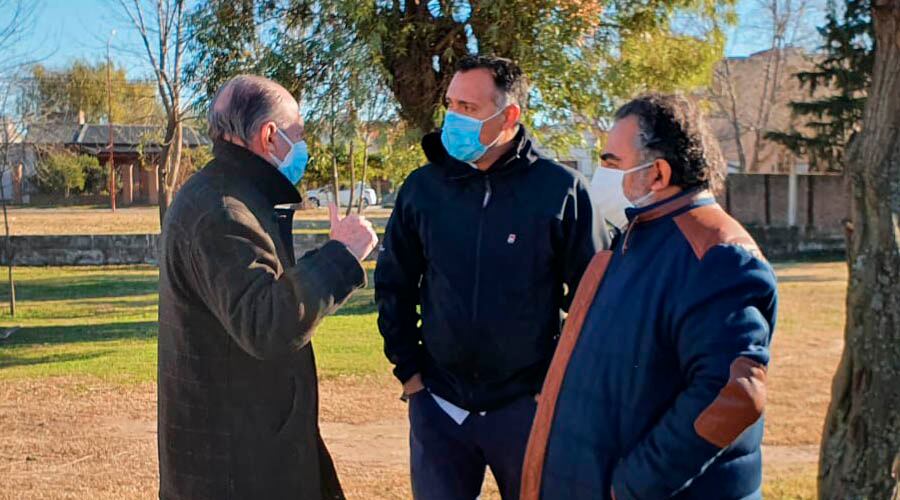 Kohan, Alfonzo y Vera, durante la recorrida por el Hospital de Eduardo Castex 