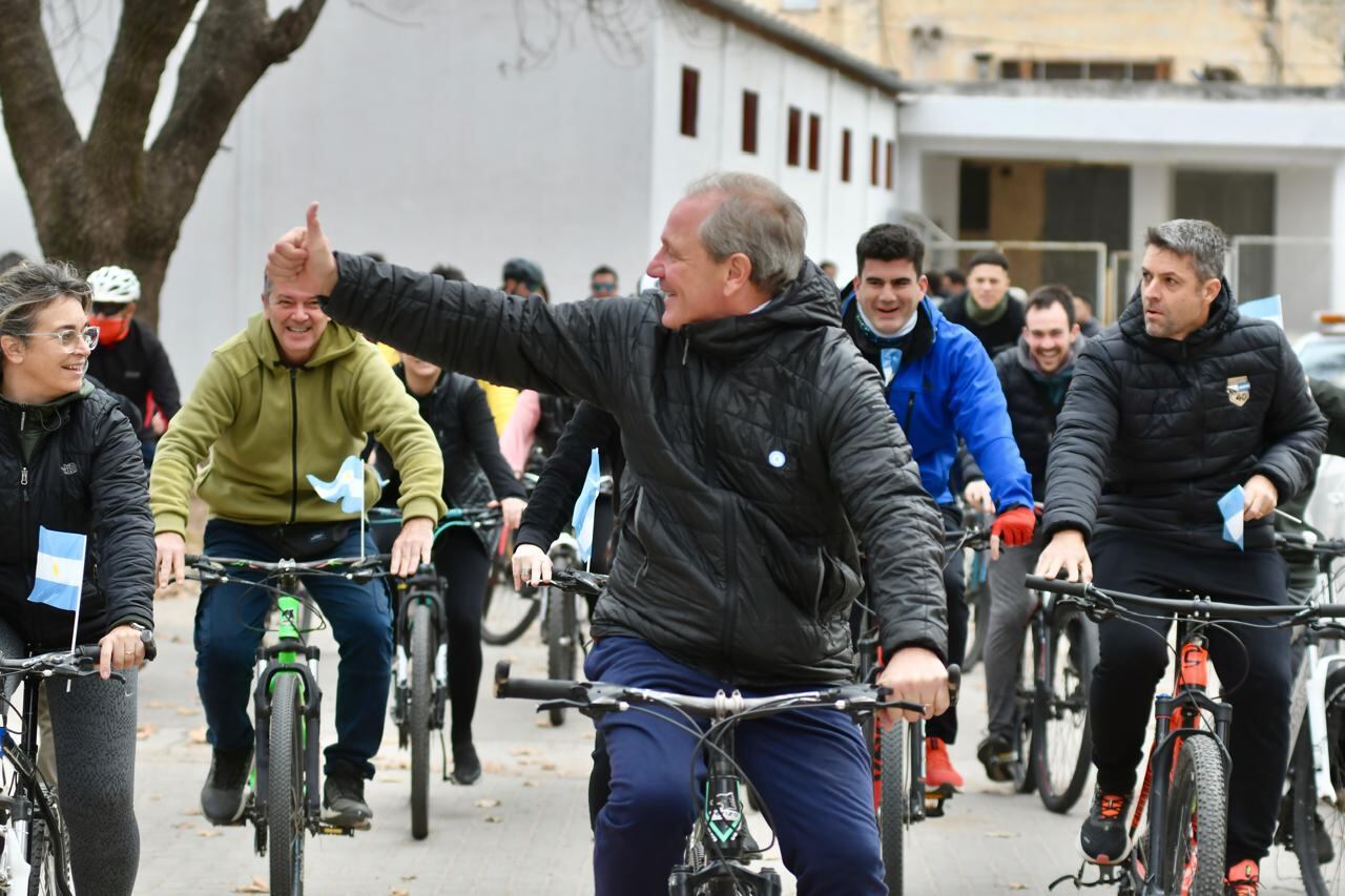 Guillermo De Rivas, candidato a Intendente de Río Cuarto, en bicicleteada por la ciudad (Tomy Fragueiro / La Voz)