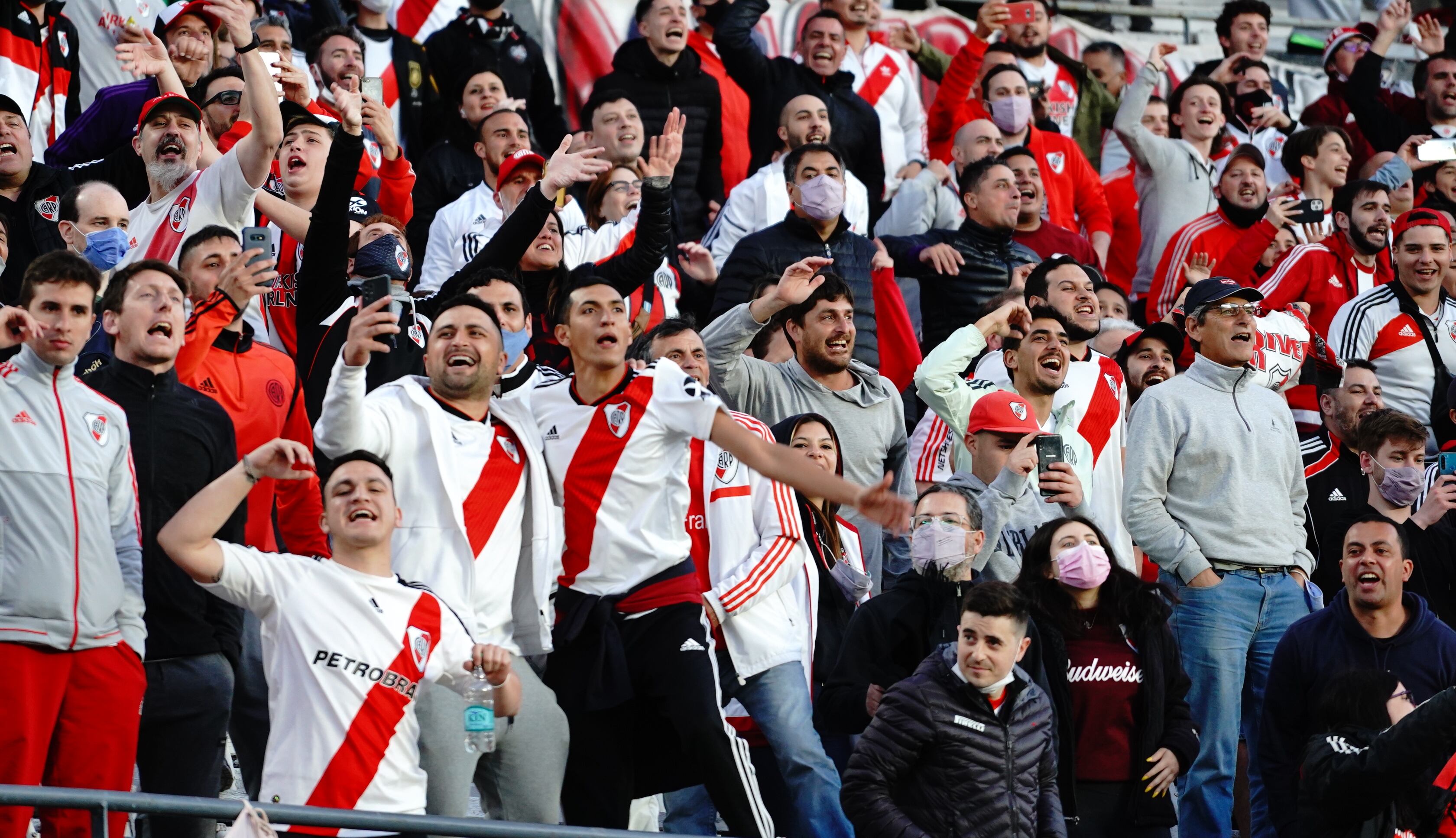 CORONAVIRUS - COVID 19 - ARGENTINA. Superclasico entre River y Boca. Clarín