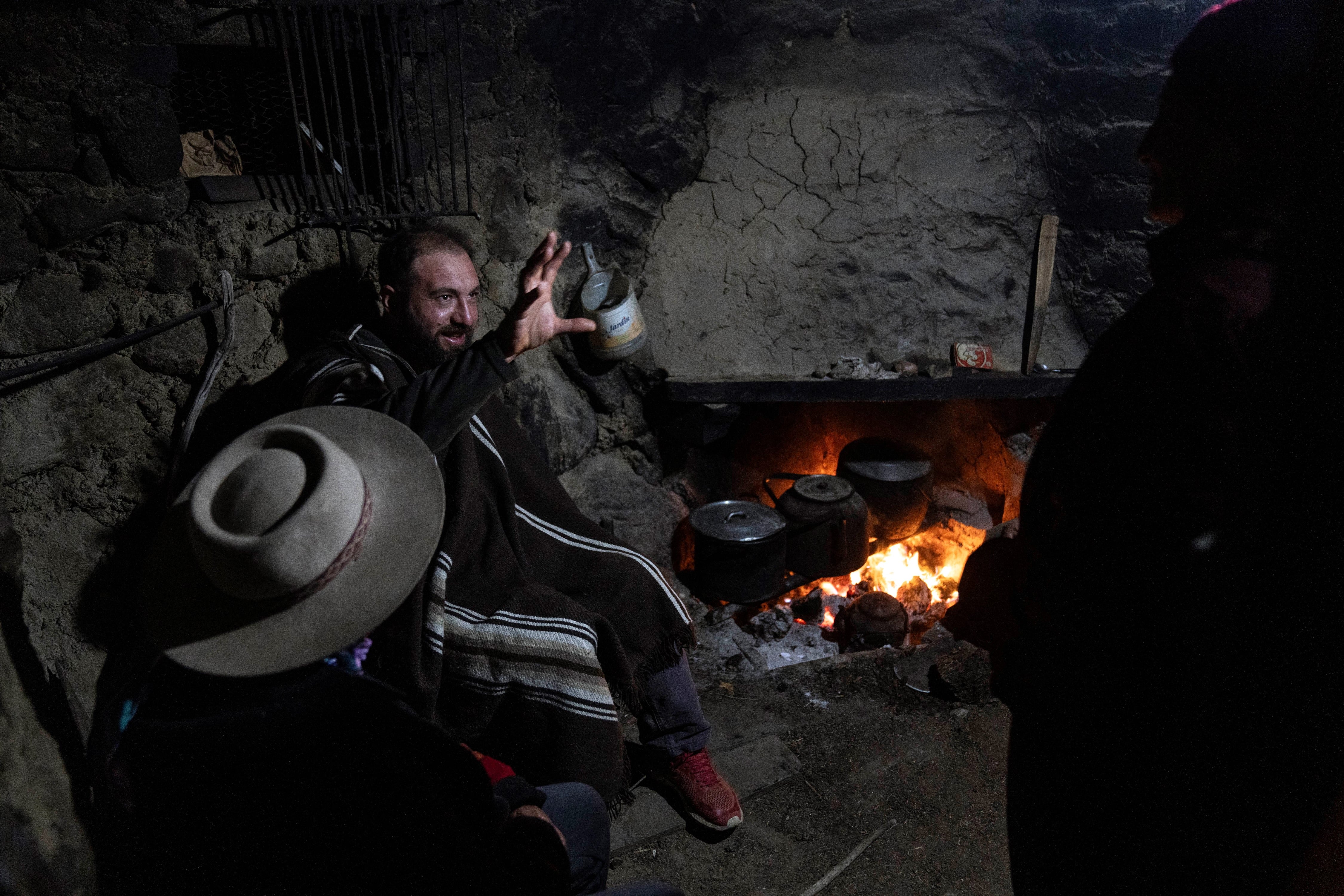 Una agradable conversación comparten en la noche los residentes de Despensa, en el Cerro Chañi, con el doctor Fusaro, mientras se calienta junto a un fuego.