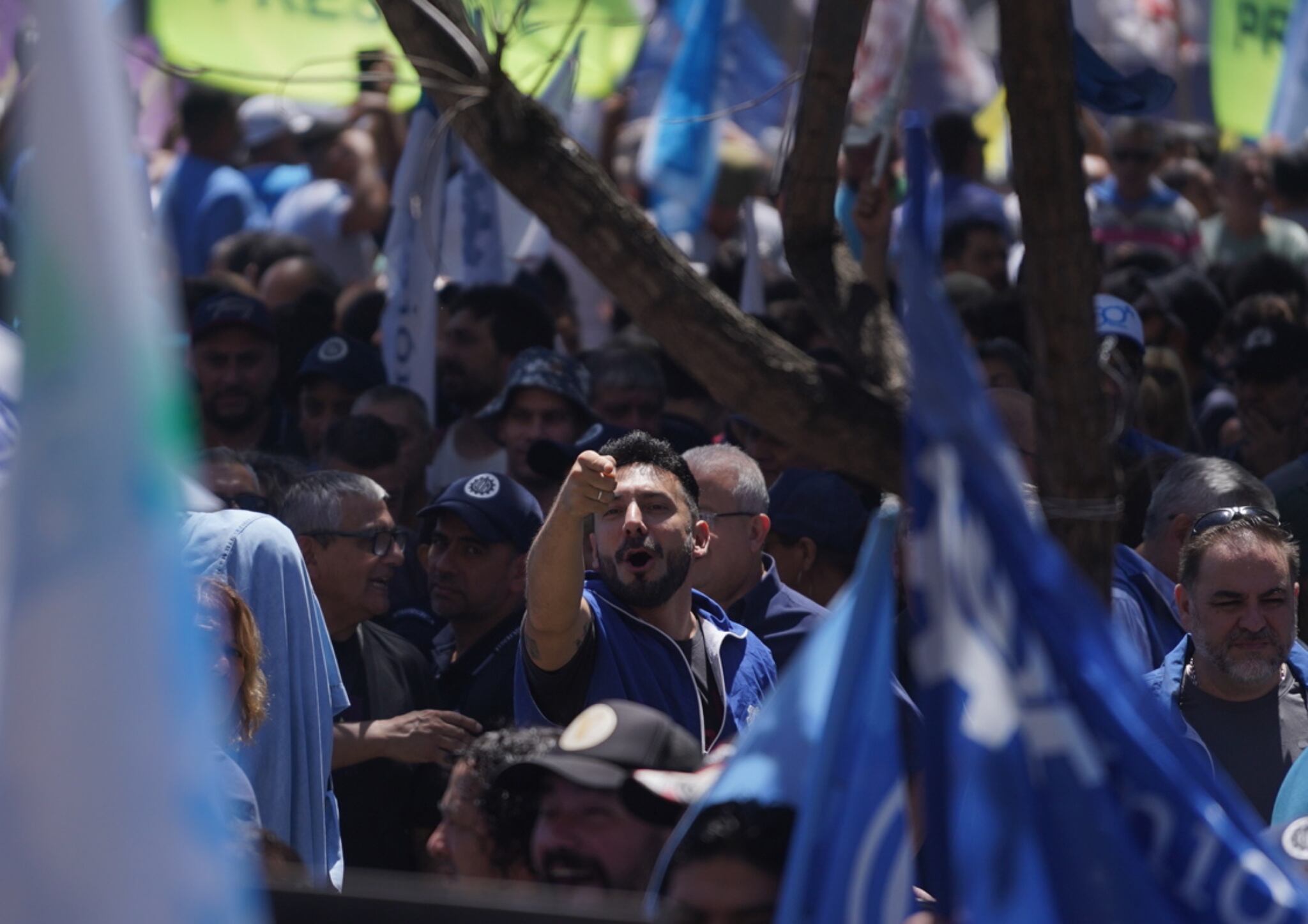 Piqueteros marchan este miércoles contra el DNU del Gobierno de Milei.