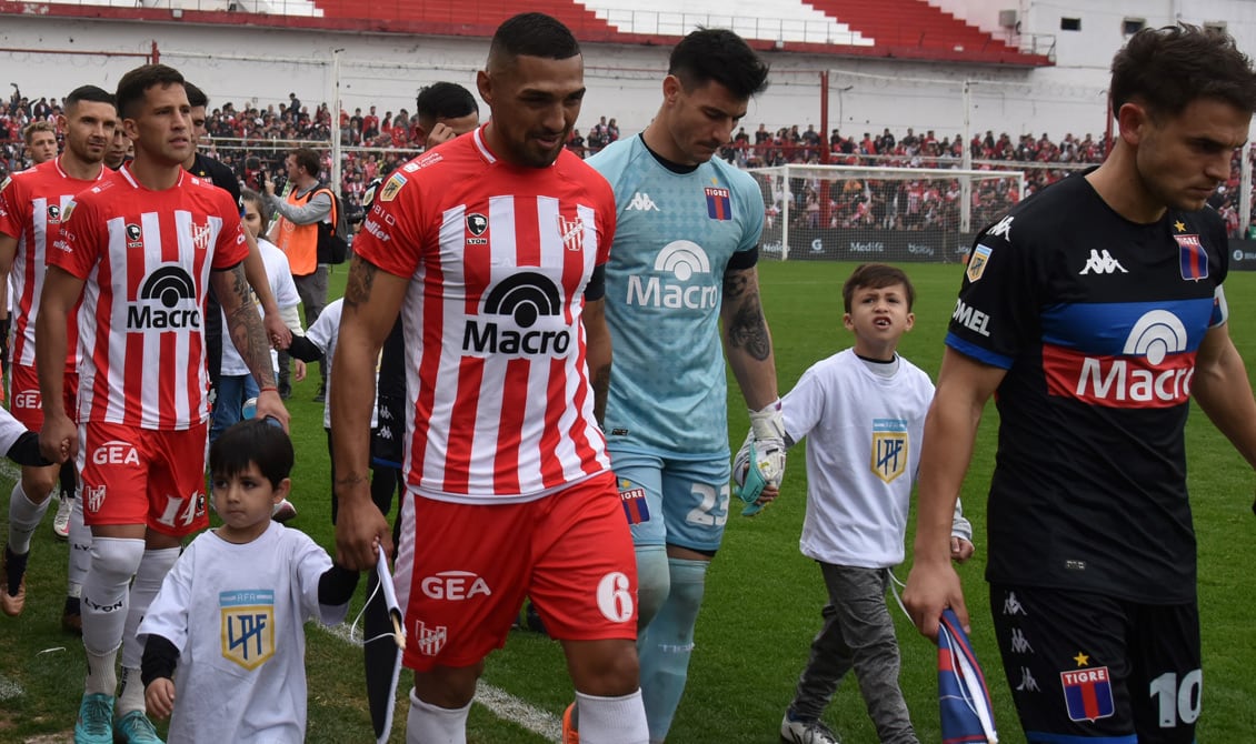 Fernando Alarcón, capitán de Instituto, se fue masticando bronca tras la derrota con Tigre (Foto: Ramiro Pereyra).