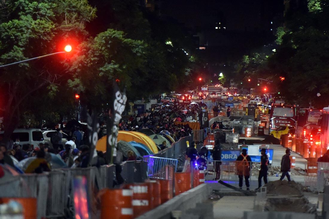 El Polo Obrero acampa por 48 horas frente al Ministerio Desarrollo Social. (Facundo Luque/ La Voz)