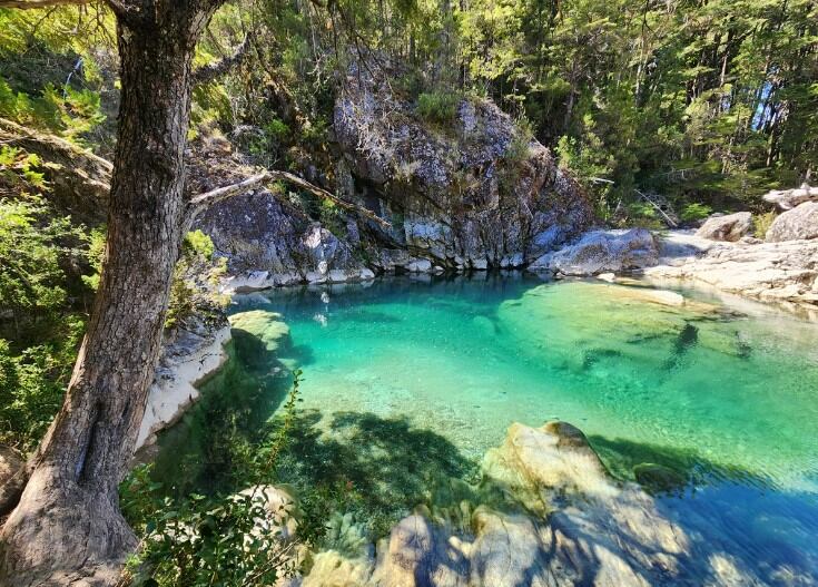 Los pozones de El Bolsón ofrecen un paisaje único, con aguas turquesas y cristalinas.