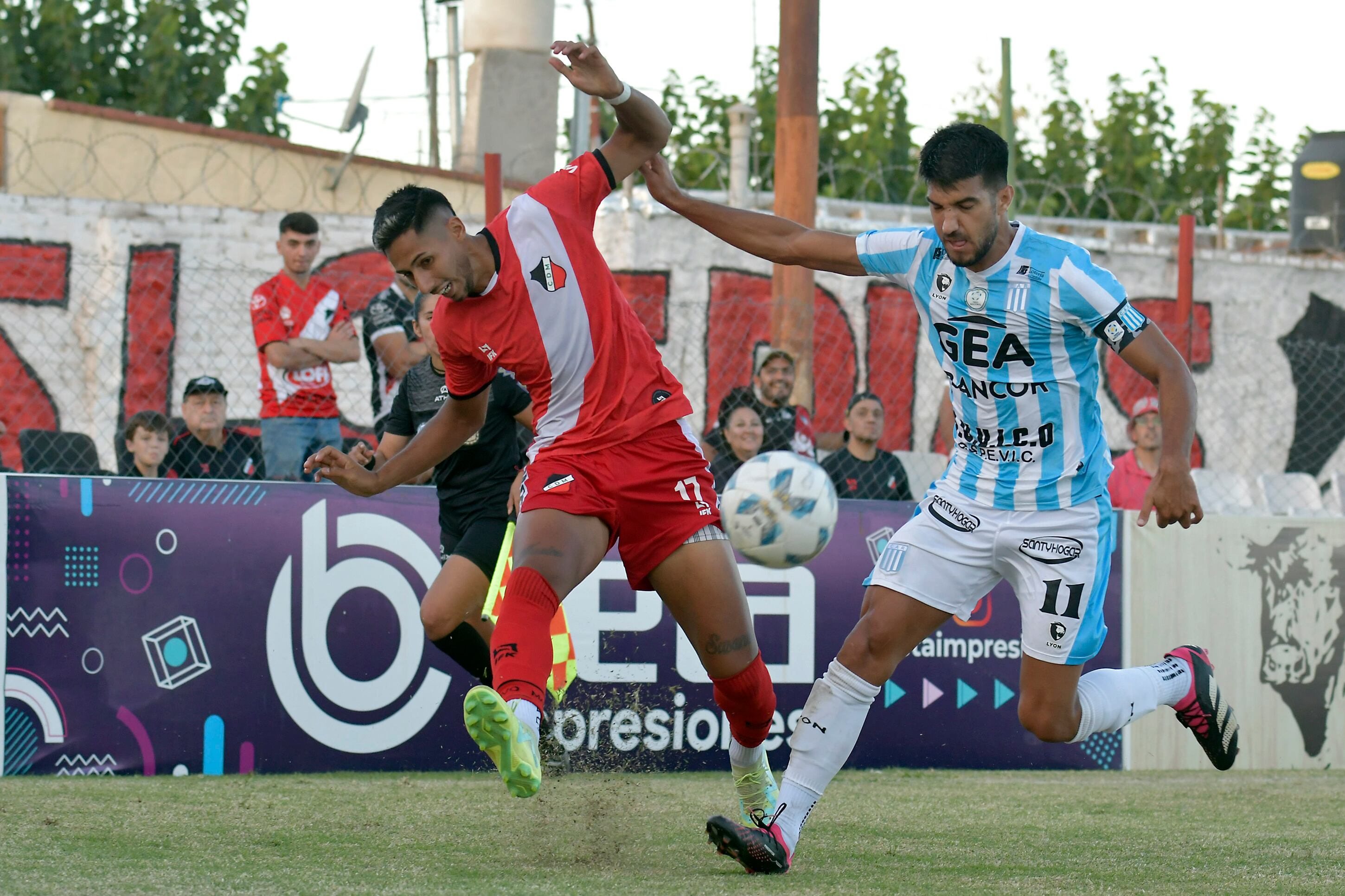 Por la décima fecha de la zona A de Fútbol de la Primera Nacional, el Deportivo Maipú logró su tercer triunfo consecutivo Racing de Córdoba, en el estadio Omar Higinio Sperdutti

Foto: Orlando Pelichotti