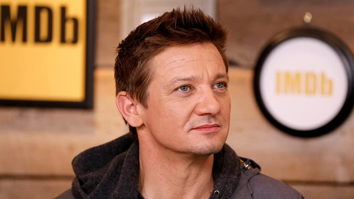 Jeremy Renner: el actor del universo Marvel, sufrió un accidente quitando nieve y está internado