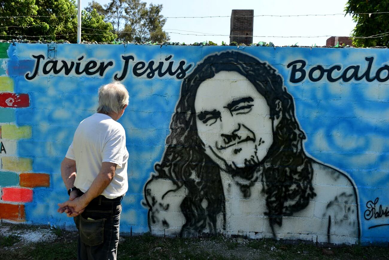 Mural en homenaje al taxista Javier Jesús Bocalón, asesinado por Carmona en un intento de fuga en Córdoba. 