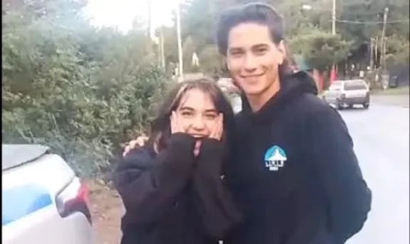 Enzo Vogrincic en Bariloche junto a una fan.