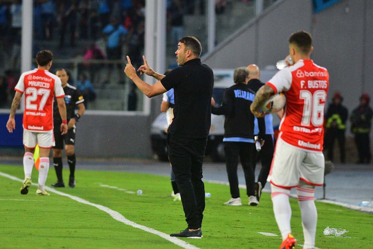 Belgrano e Inter de Brasil, en duelo por Copa Sudamericana, en el Kempes. (José Gabriel Hernández / La Voz)