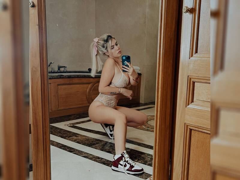 Nara lució un look de zapatillas deportivas y conjunto de red.