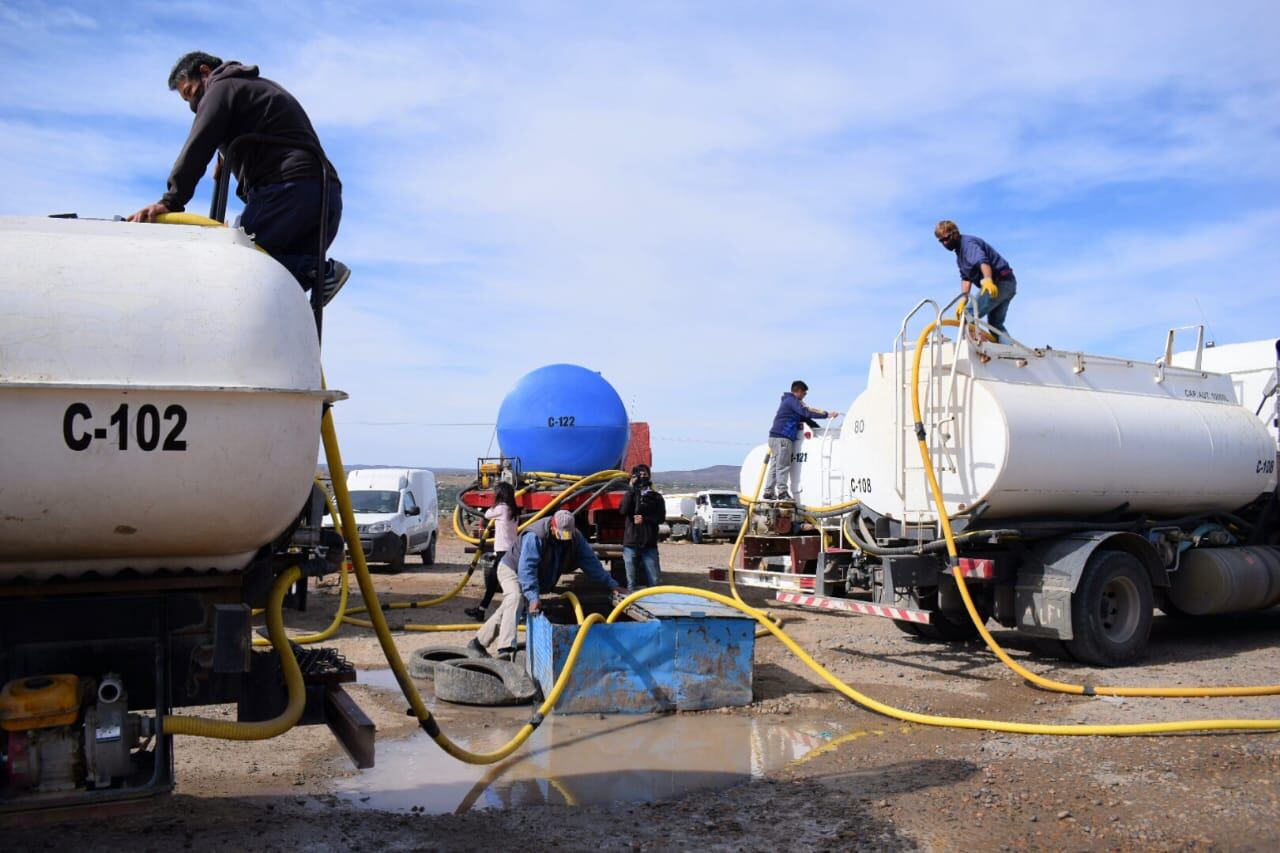 Camiones distribuyen agua en los barrios