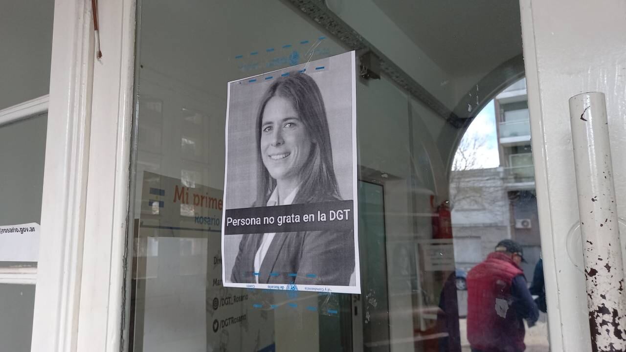 Carteles contra Carolina Labayru en Tránsito