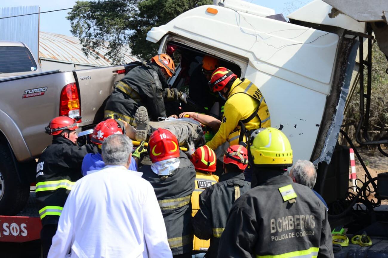 Choque en cadena en avenida La Voz del Interior: un camionero atrapado. Foto José Hernandez