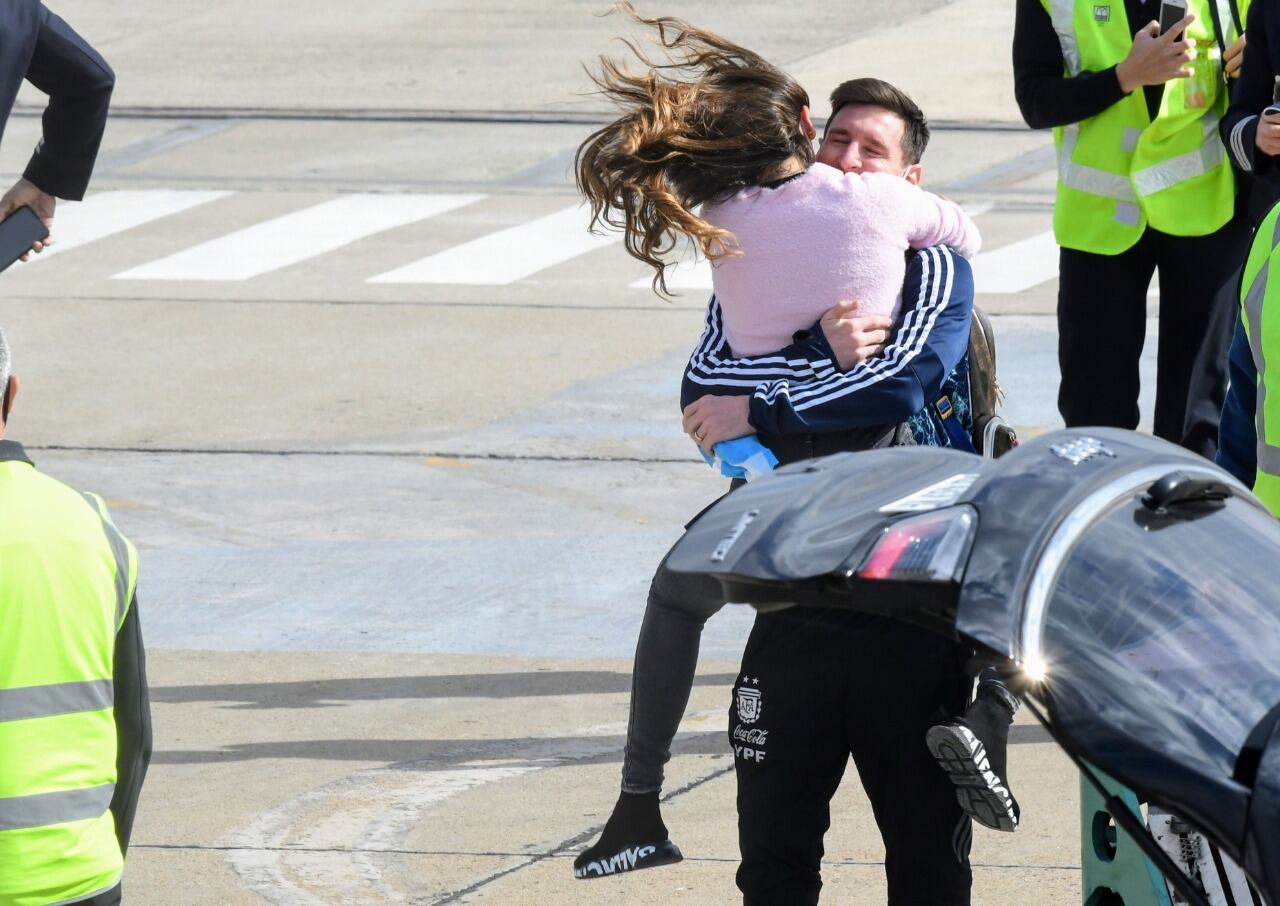 El abrazo entre Lionel Messi y Antonella Roccuzzo.