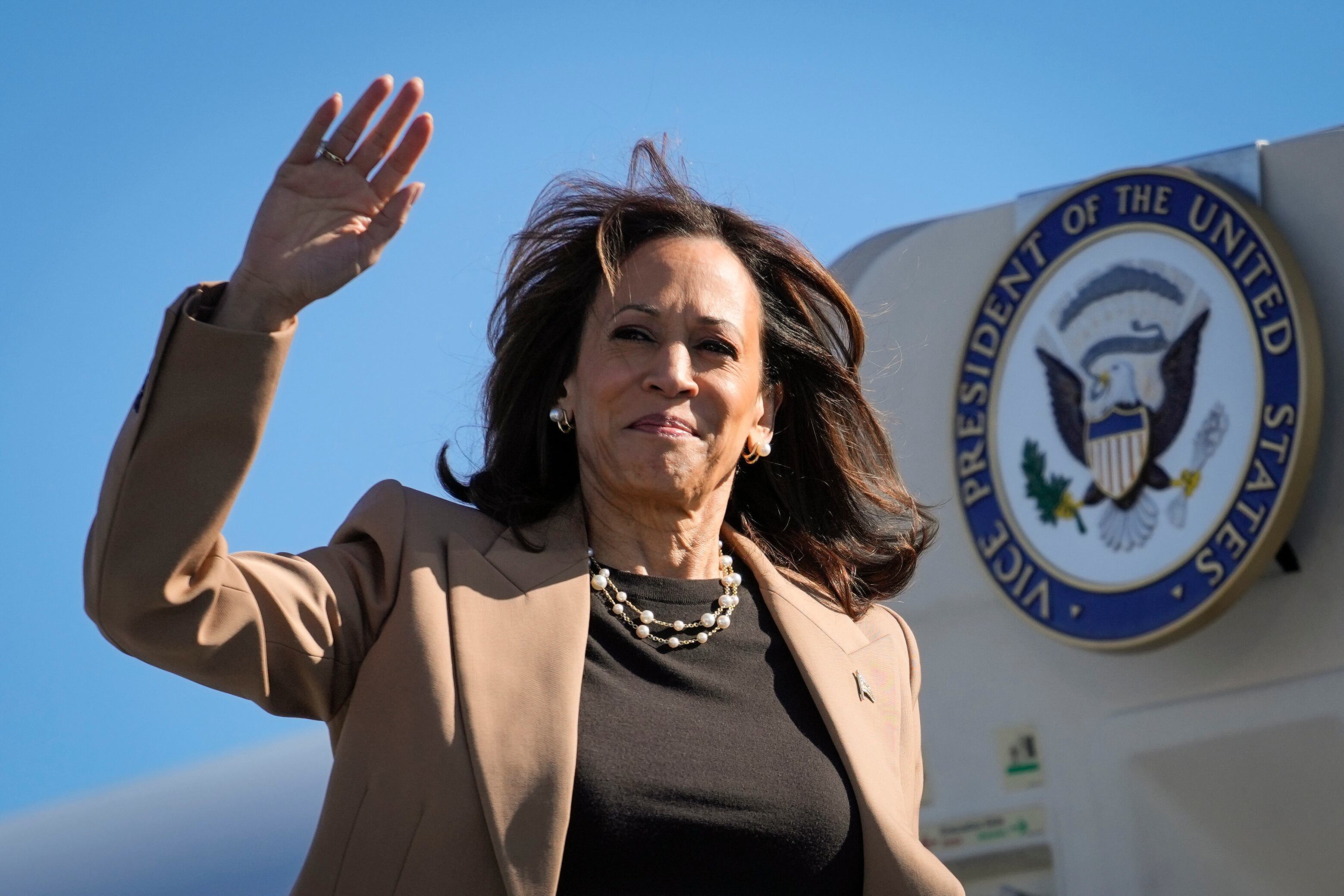 La candidata demócrata a la vicepresidencia Kamala Harris saluda mientras aborda el Air Force Two en el Aeropuerto Internacional de Filadelfia, en Filadelfia, el jueves 24 de octubre de 2024, rumbo a Atlanta. (Foto AP/Matt Rourke)