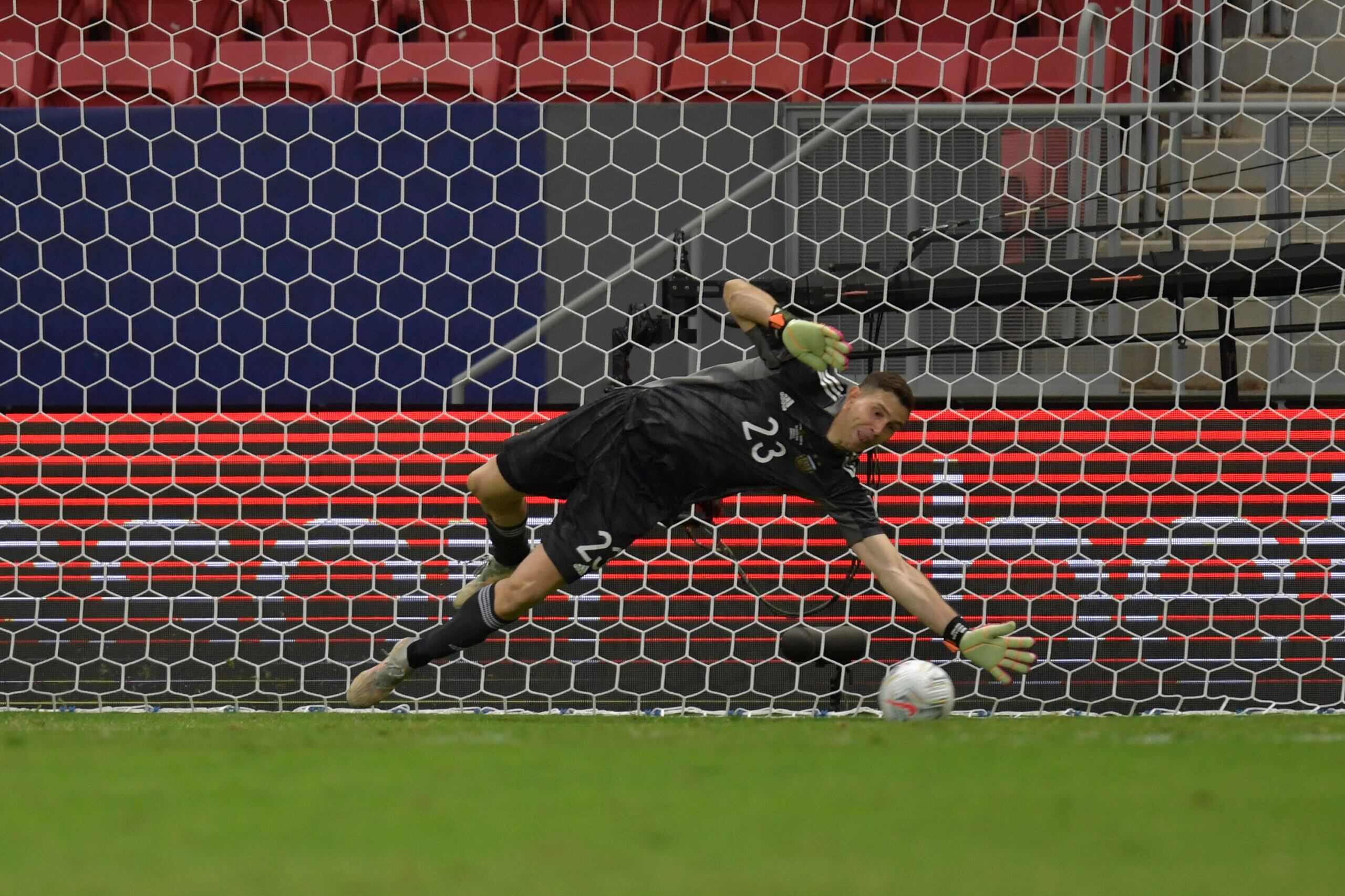 Emiliano Martínez atajando un penal durante la semifinal de la Copa América