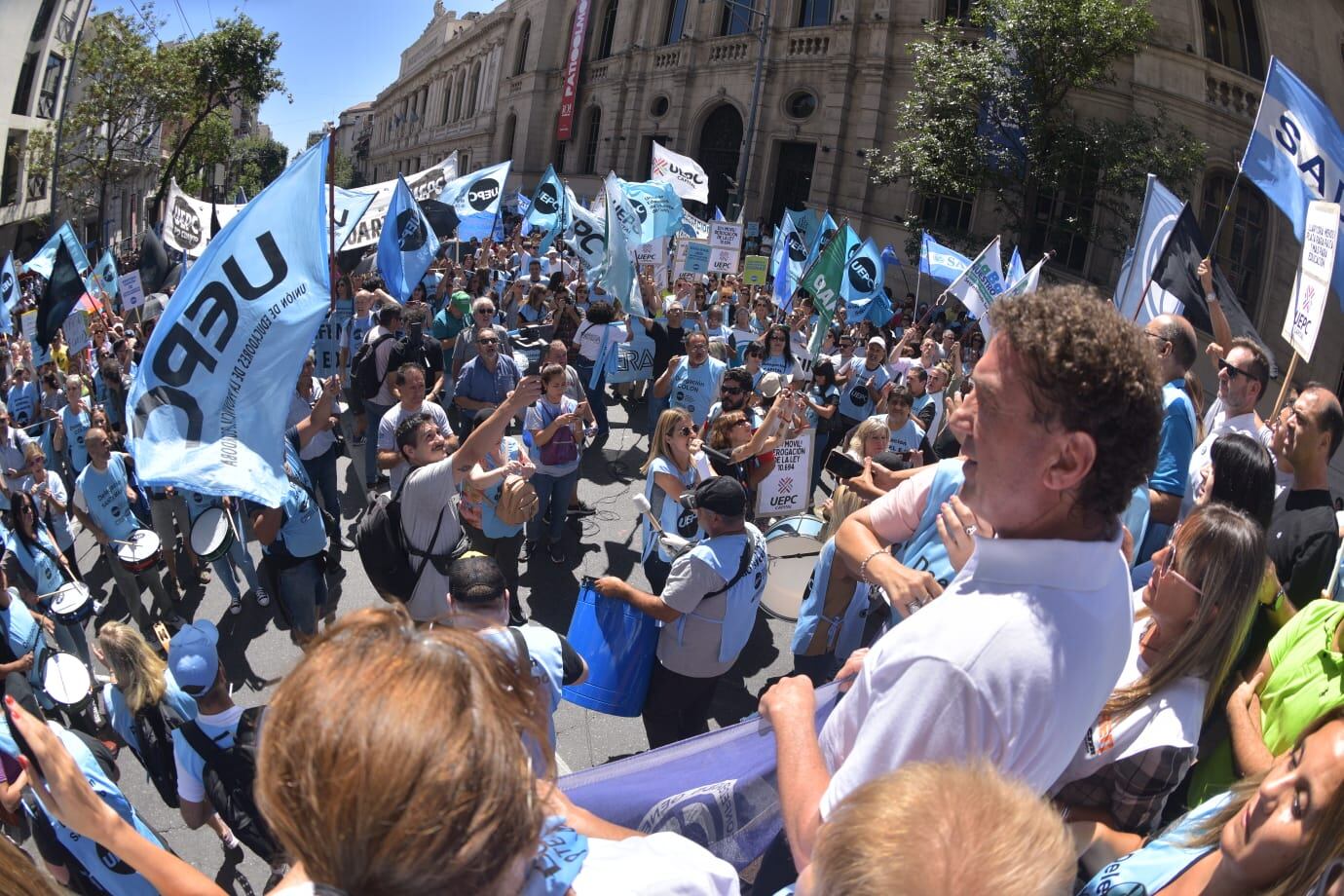 Uepc finalizó su marcha y se concentró en Patio Olmos.