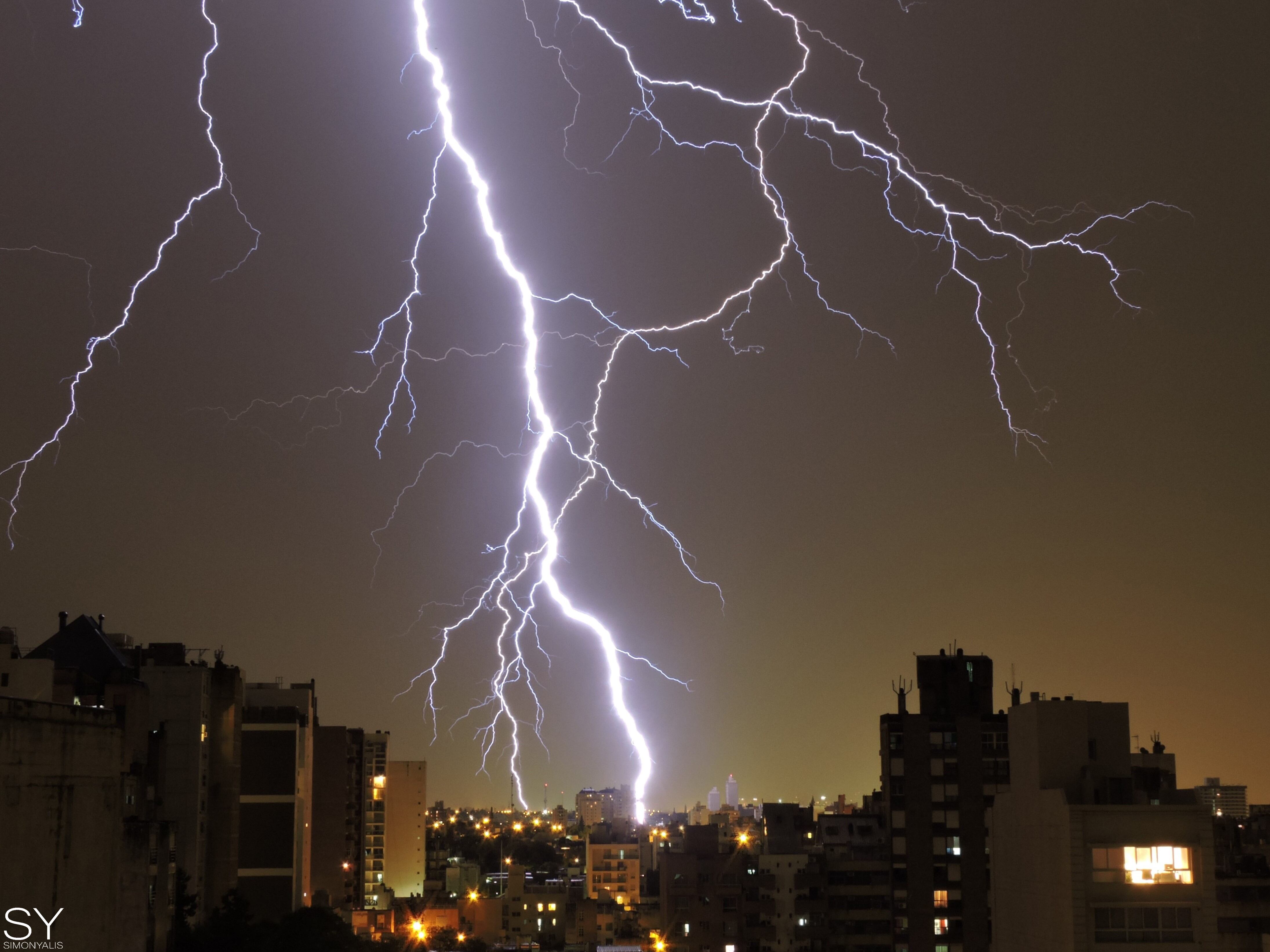 Rayos durante tormentas eléctricas.