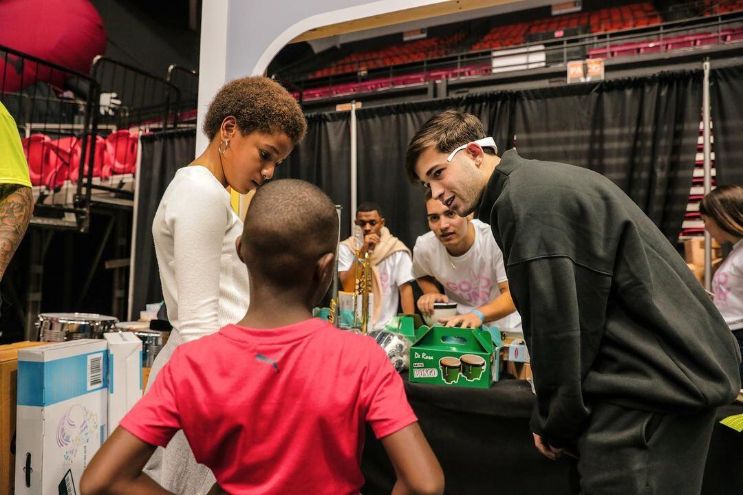 Bad Bunny celebró la Navidad con su fundación y repartió más de 20.000 regalos para los niños de Puerto Rico