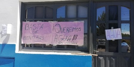 Reclamo de vecinos en las puertas de Servicios Públicos