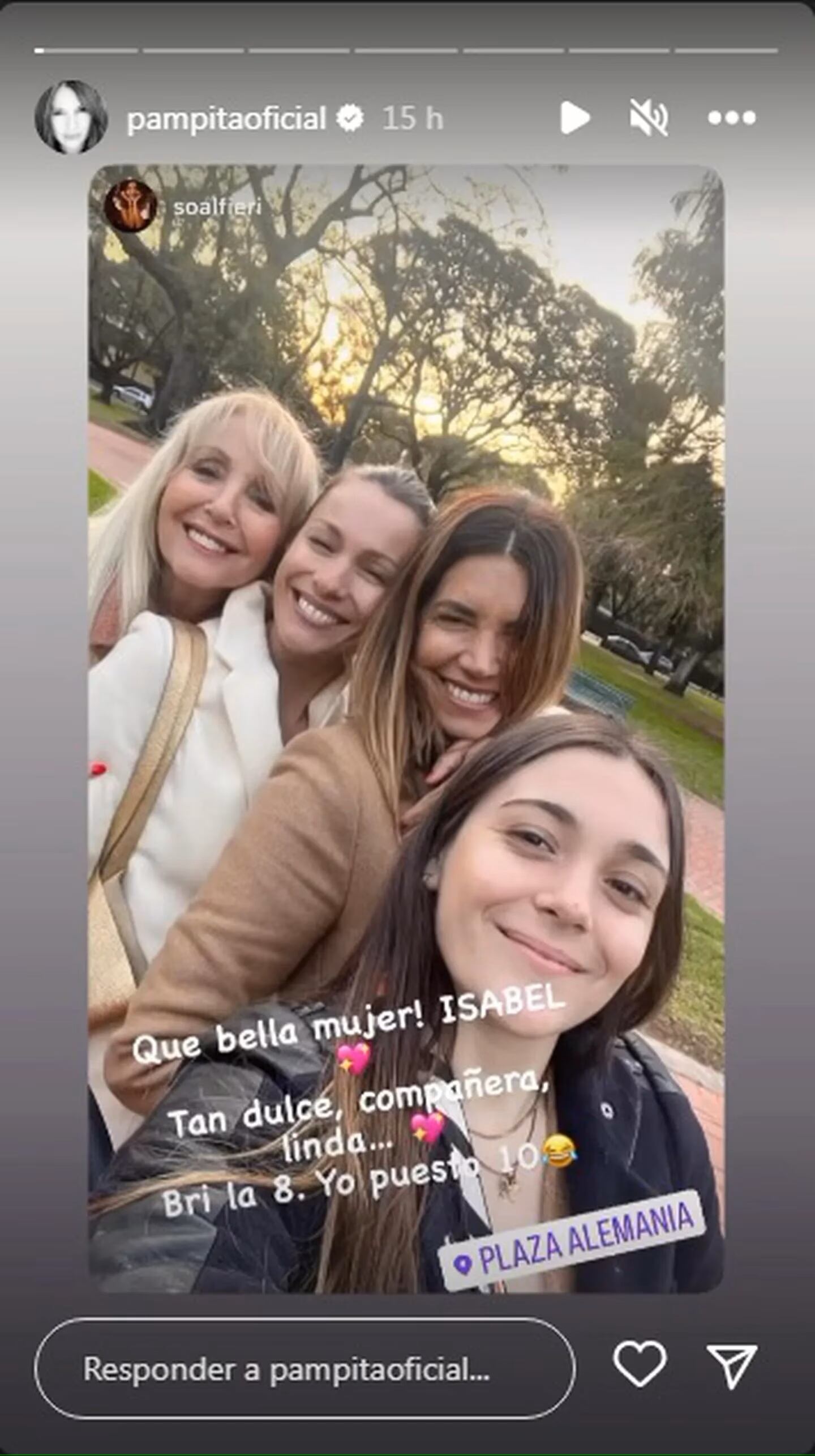 Pampita salió a pasear con su exsuegra.